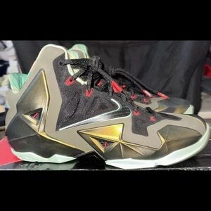Nike LeBron XI 11 Kings Pride Green Gold Size 11 Mens Basketball Sneaker 2013